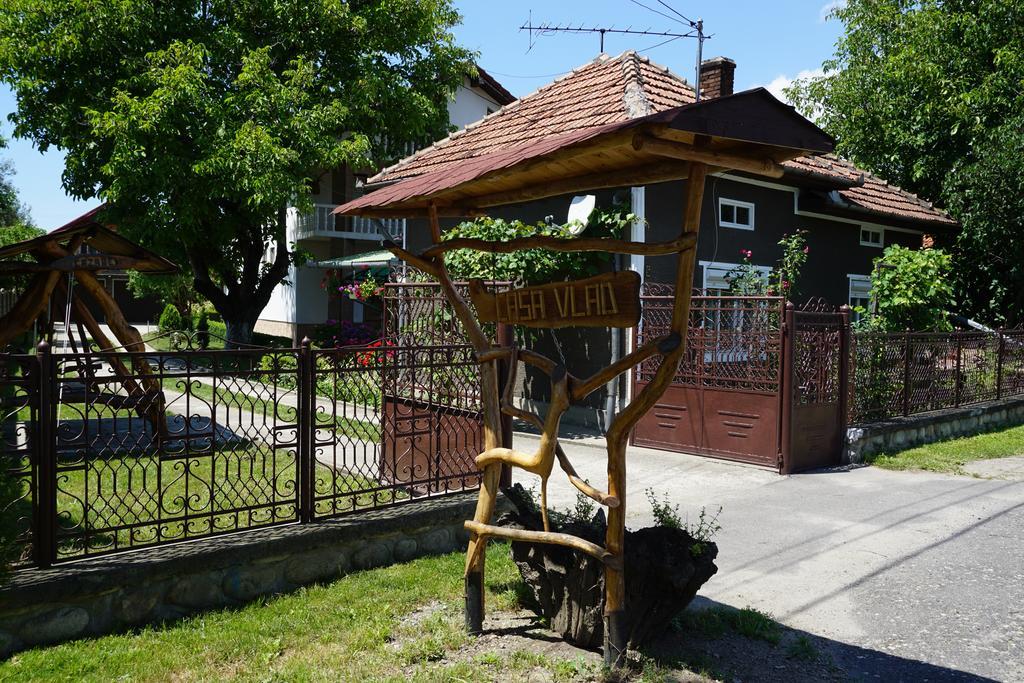 Отель Casa Vlad Хацег Экстерьер фото